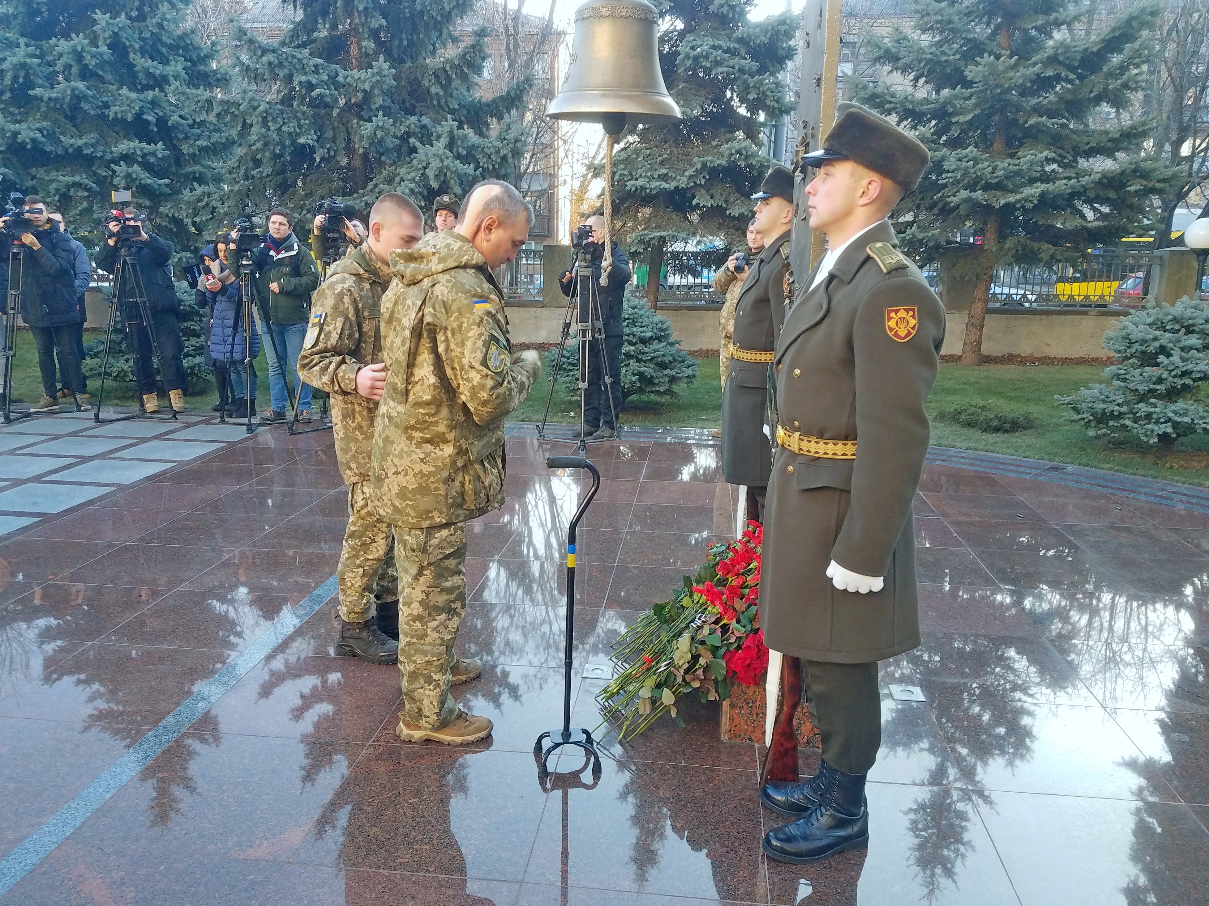 «Віримо у те, що це не дарма — ми зробимо висновки, ми зміцніємо та переможемо» — у Києві вшанували пам`ять загиблих воїнів