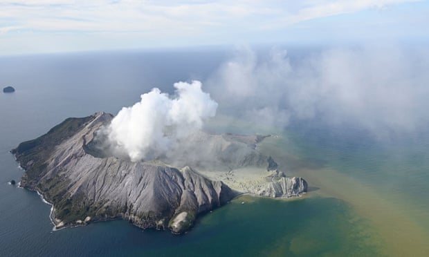 Виверження вулкану у Новій Зеландії: 1 людина загинула, 7 у важкому стані