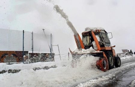 В Індії сніг: на дорогах застрягли сотні людей