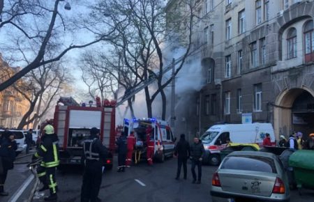У коледжі в Одесі сталася пожежа, рятувальники евакуюють людей (фото)
