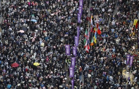 У Гонконзі санкціонована акція протесту зібрала, за словами організаторів, 800 тисяч учасників