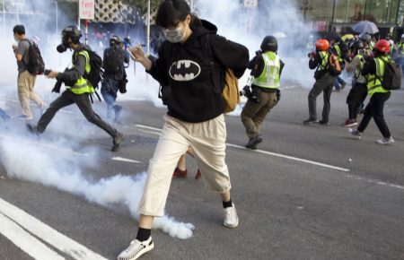 Поліція Гонконгу знову розігнала демонстрантів сльозогінним газом