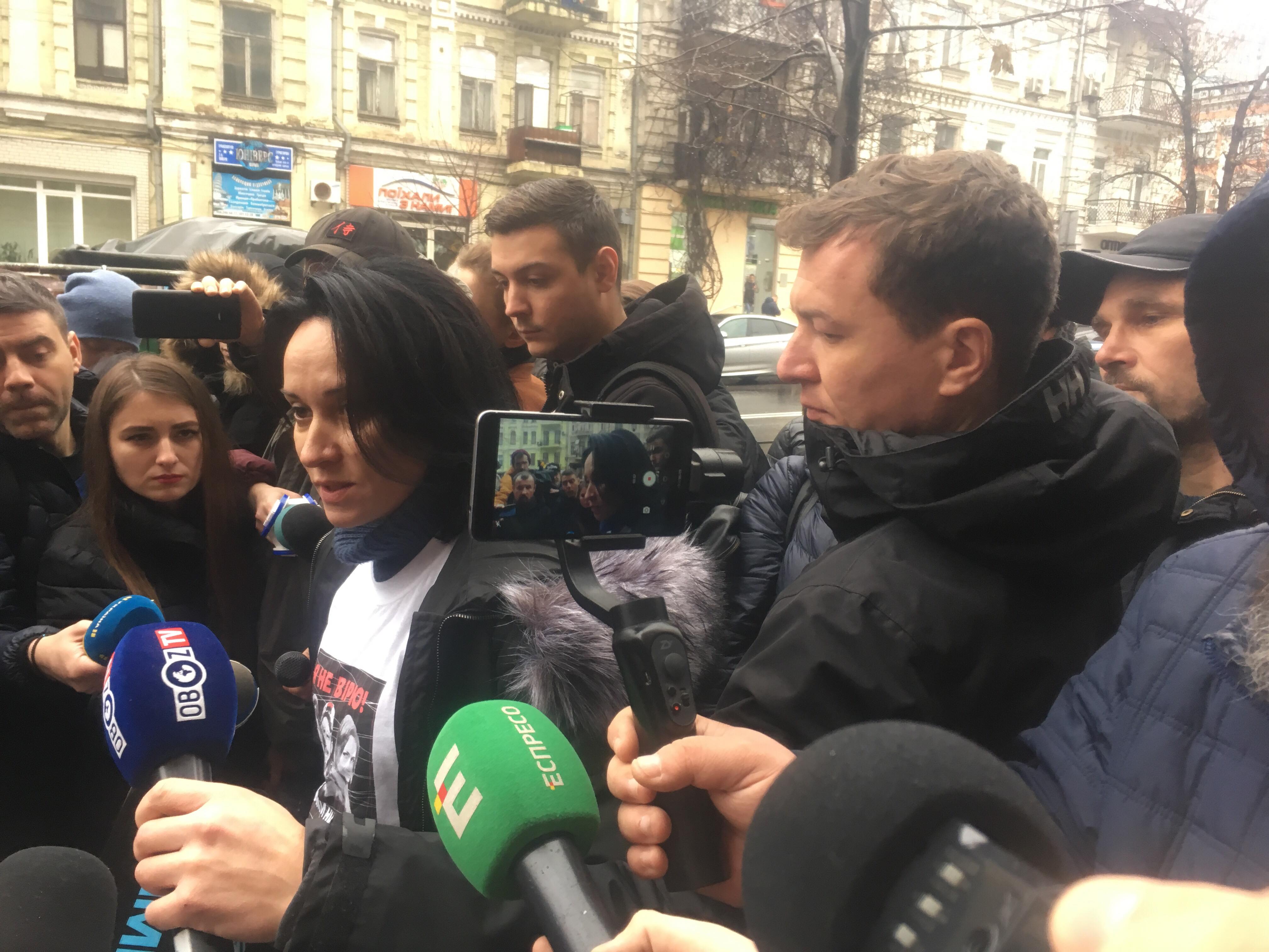 Фігурантка справи про «погрози Зеленському» Маруся Звіробій прийшла до ДБР