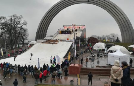 У центрі Києва відкрили сноупарк — 130 тонн снігу для нього завезли з Карпат