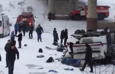 У Росії автобус впав у річку, загинули 19 людей