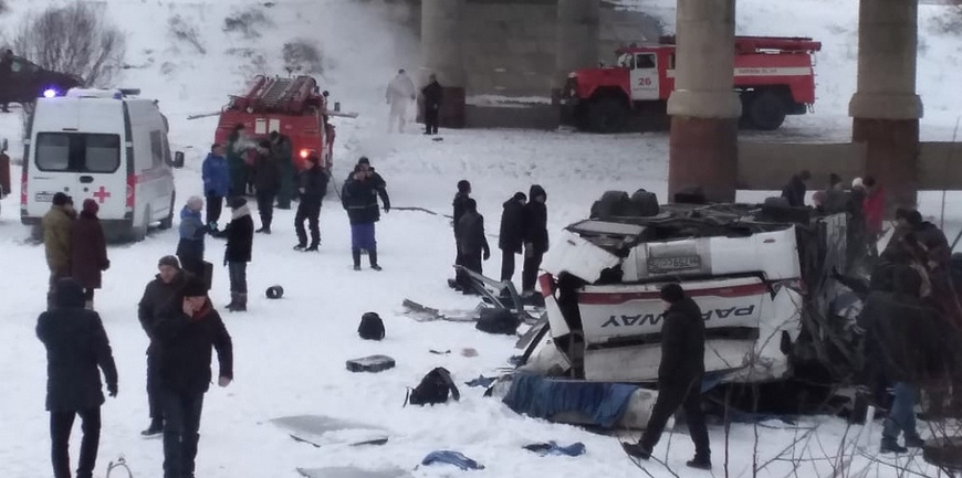 У Росії автобус впав у річку, загинули 19 людей