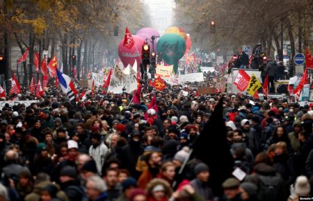 У Франції попри масові протести ухвалили підвищення пенсійного віку