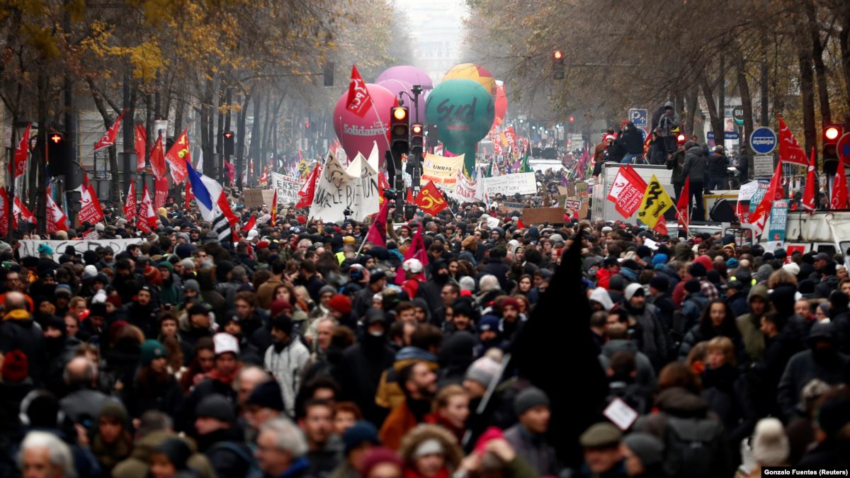 У Франції попри масові протести ухвалили підвищення пенсійного віку