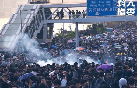 Китай ввів санкції проти США після ухвалення закону про підтримку протестувальників Гонконгу