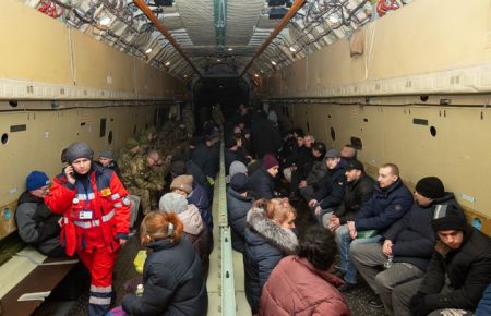 Літак зі звільненими українцями вилетів із воєнного аеродрому Чугуєва