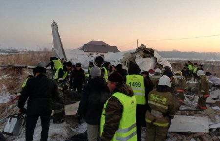 МВС Казахстану повідомляє про 12 загиблих унаслідок аварії літака, у країні оголосили жалобу