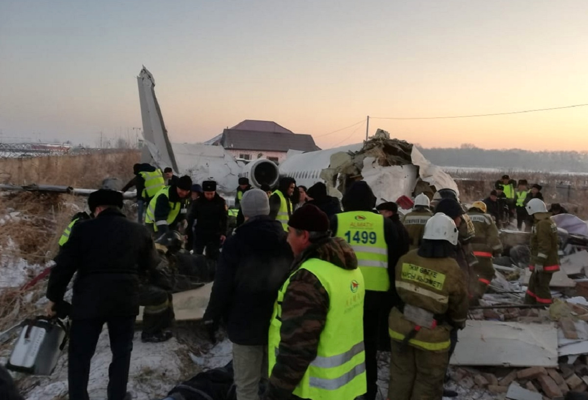 МВС Казахстану повідомляє про 12 загиблих унаслідок аварії літака, у країні оголосили жалобу