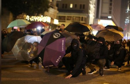 У Гонконгу на Різдво між поліцією та протестувальниками відбулися сутички, є поранені