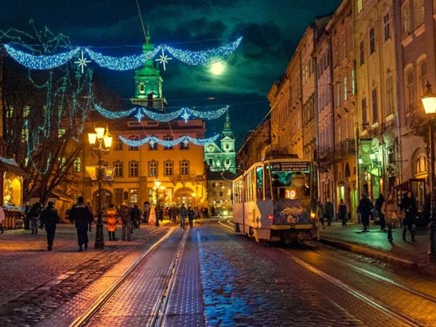 Історії маленьких вчинків, що творять велике добро: про що мовить Перше різдвяне радіо у Львові?