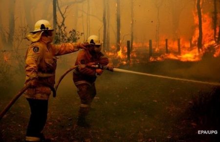 У Австралії пожежникам-добровольцям, які гасять пожежі, оплатять 4 тижні відпустки