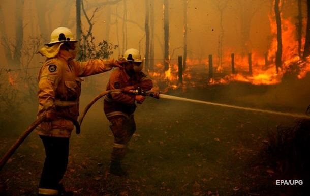 У Австралії пожежникам-добровольцям, які гасять пожежі, оплатять 4 тижні відпустки