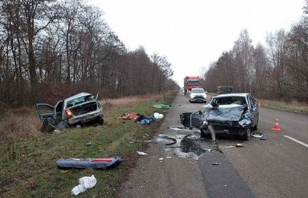 Внаслідок ДТП на Чернігівщині 3 людей загинуло, ще 3 дістали поранення