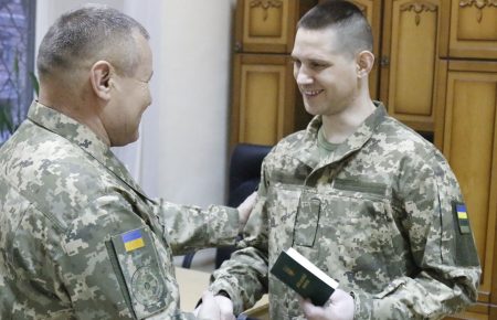 Звільненим з полону українським військовослужбовцям поновили особисті документи