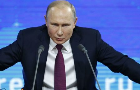 Путін не бере участі у переговорах щодо Донбасу, проте використовує свій авторитет — Пєсков