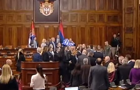 Сербські депутати побились в парламенті через новий закон Чорногорії