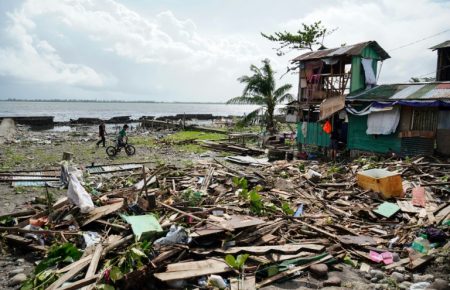 Тайфун у Філіппінах: 6 зниклих безвісти, тисячі евакуйованих