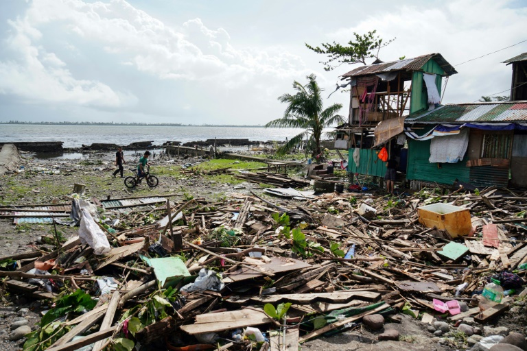 Тайфун у Філіппінах: 6 зниклих безвісти, тисячі евакуйованих