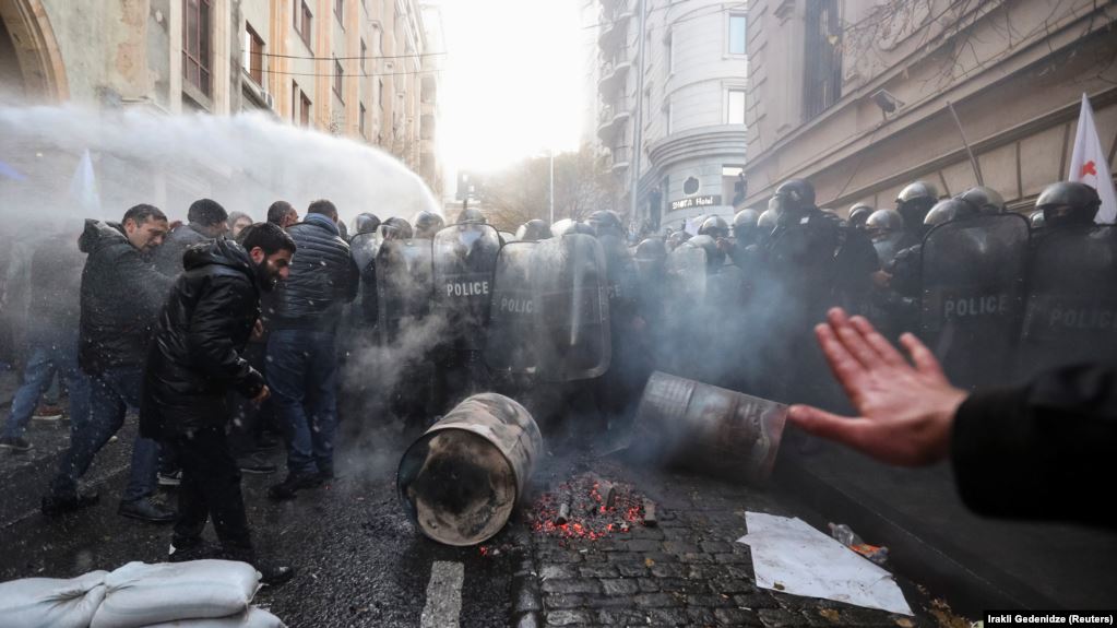 Глава МВС Грузії пообіцяв обливати демонстрантів теплою водою