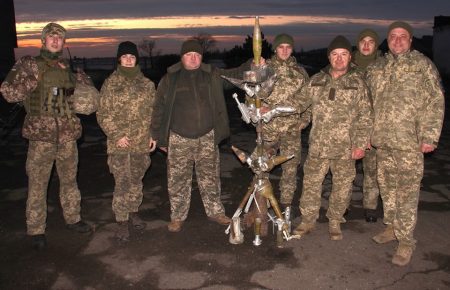 Українські військові зібрали «ялинку» з боєприпасів, які прилітали від бойовиків