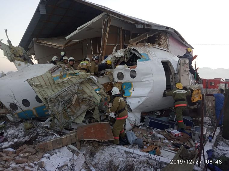 У Казахстані під час вильоту розбився пасажирський літак, щонайменше 14 загиблих
