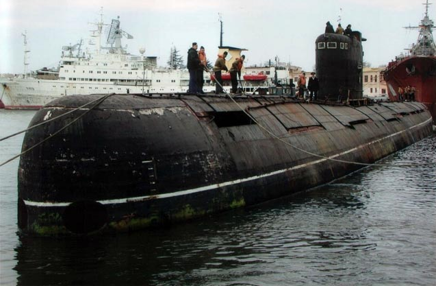 У Південній бухті Севастополя затонув списаний плавучий док зі списаним підводним човном — ЗМІ