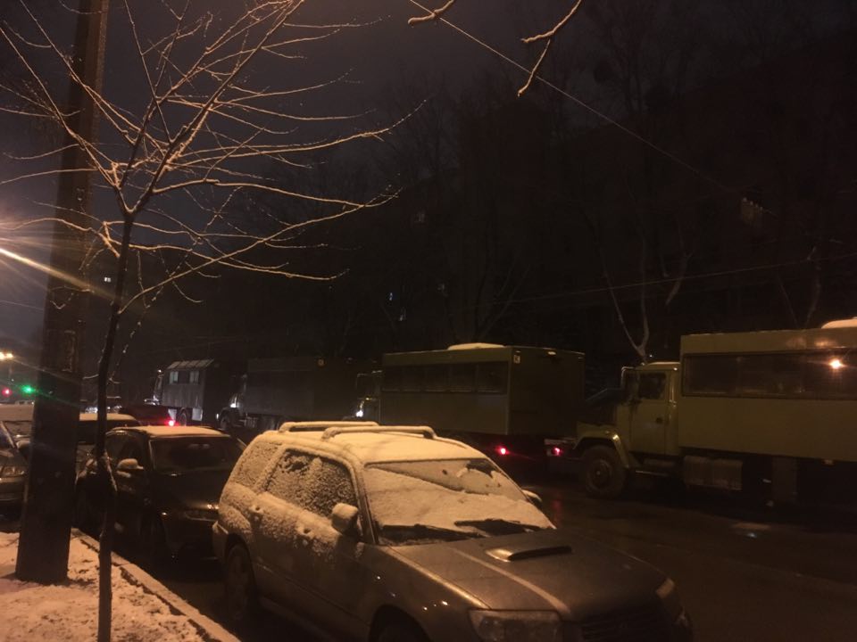 Машини Нацгвардії неподалік Лук'янівського СІЗО вночі 29 грудня