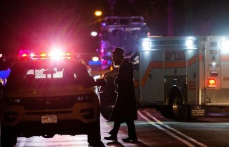 У Нью-Йорку зловмисник з мачете напав на будинок рабина під час свята, 5 людей поранені