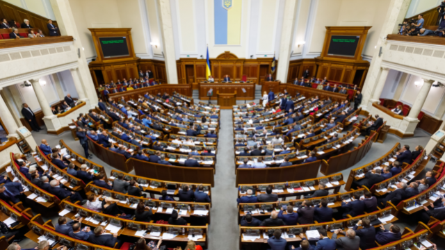 Рада ухвалила законопроект про розділення посад політичних та держслужби