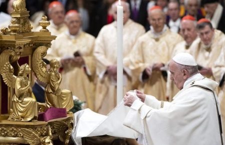 «Господь продовжує вас любити» — Папа Римський провів різдвяну месу у Ватикані