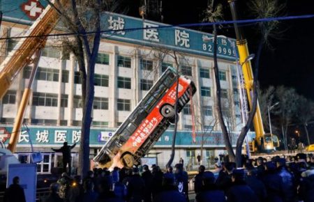 У Китаї під пасажирським автобусом провалився асфальт — шестеро людей загинули