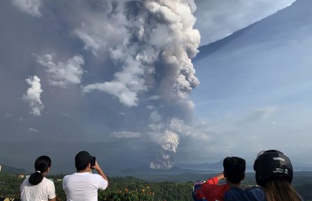 Близько 8000 людей евакуюють на Філіппінах через небезпеку виверження вулкану