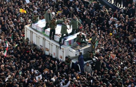 У Тегерані тисячі людей вийшли на вулиці для прощання із убитим генералом Сулеймані