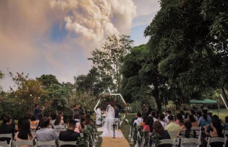 Пара на Філіппінах одружилась на тлі виверження вулкану Таал