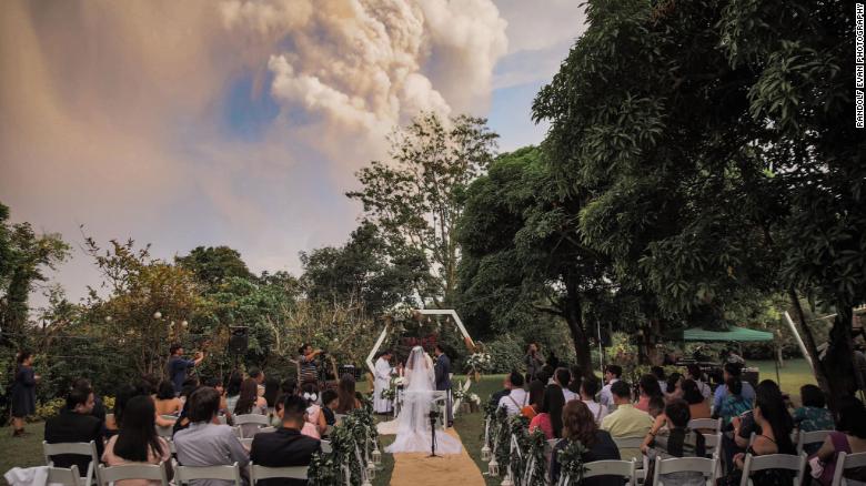 Пара на Філіппінах одружилась на тлі виверження вулкану Таал
