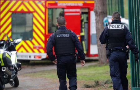 Поліція застрелила нападника, який поблизу Парижа поранив ножем перехожих