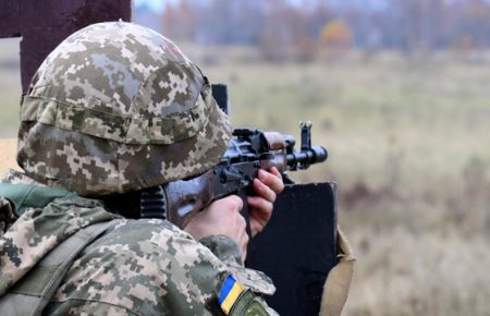 У зоні бойових дій на Донбасі поранили українського військового — штаб