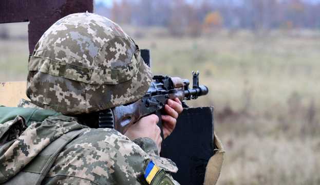 У зоні бойових дій на Донбасі поранили українського військового — штаб