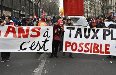 Уряд Франції заявив, що готовий скасувати підвищення пенсійного віку через страйк профспілок