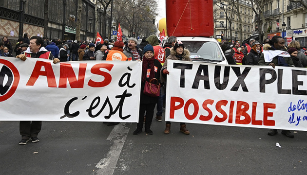 Уряд Франції заявив, що готовий скасувати підвищення пенсійного віку через страйк профспілок