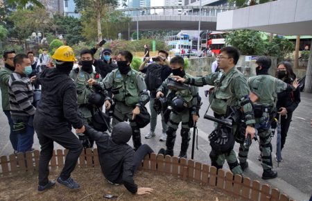 Протести у Гонконгу: поліція застосувала сльозогінний газ проти тисяч демонстрантів