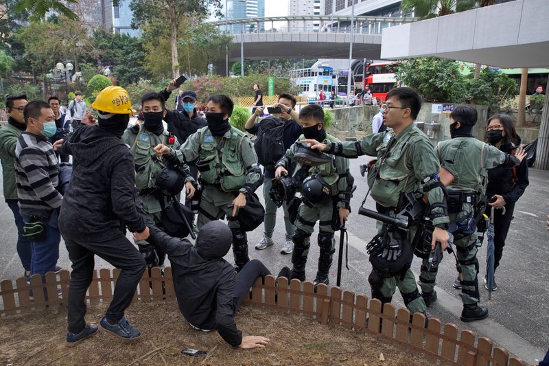 Протести у Гонконгу: поліція застосувала сльозогінний газ проти тисяч демонстрантів