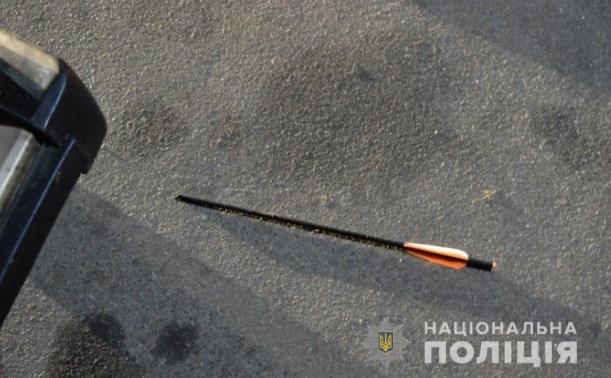 У Борисполі з арбалета поранили співробітницю управління освіти: поліція шукає винних