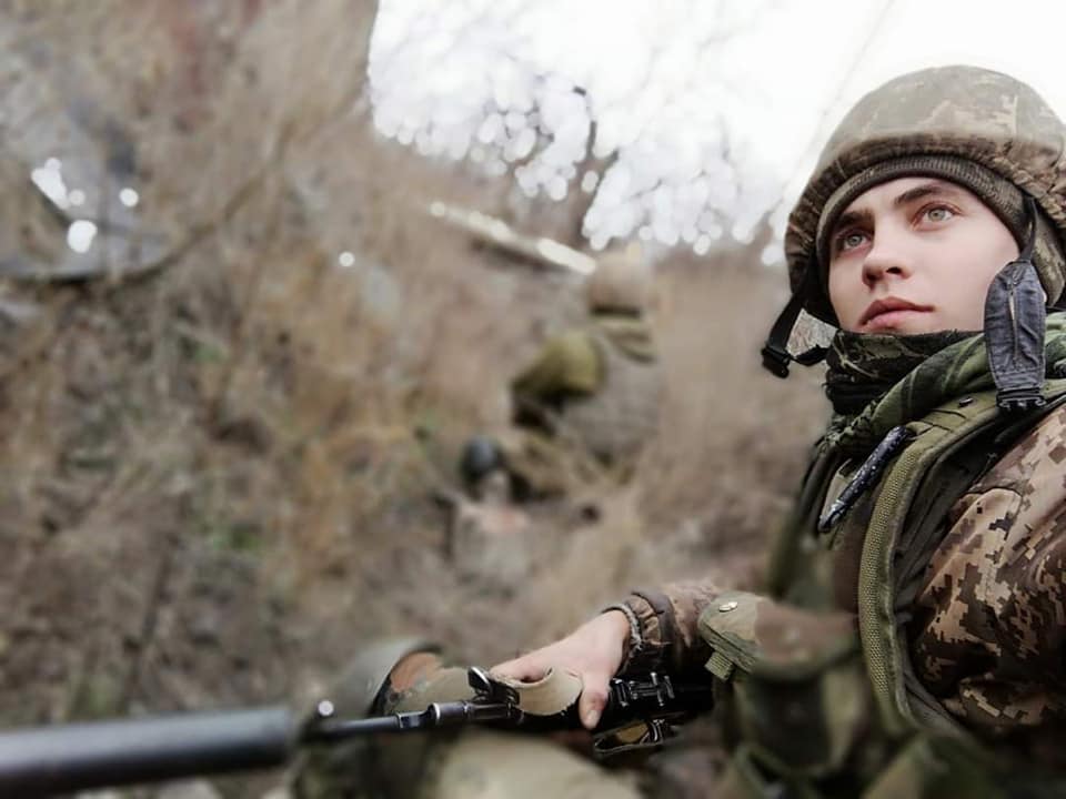 На Донбасі під час обстрілів бойовиків загинув старший солдат Микола Довженко
