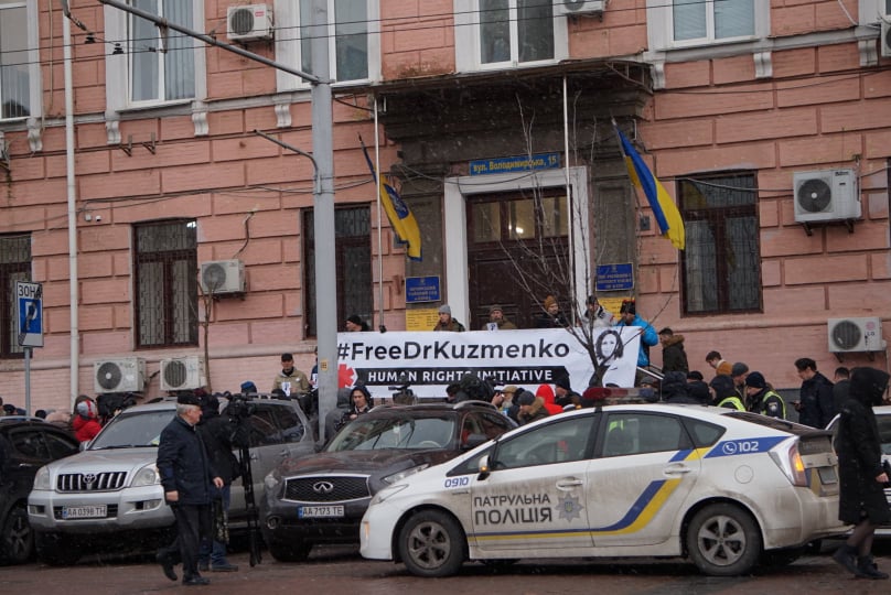 «FreeDrKuzmenko»: під судом влаштували акцію підтримки підозрюваної у справі вбивства Шеремета