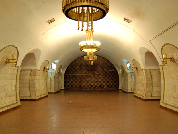У Києві закриють п'ять станцій метро, шукають вибухівку